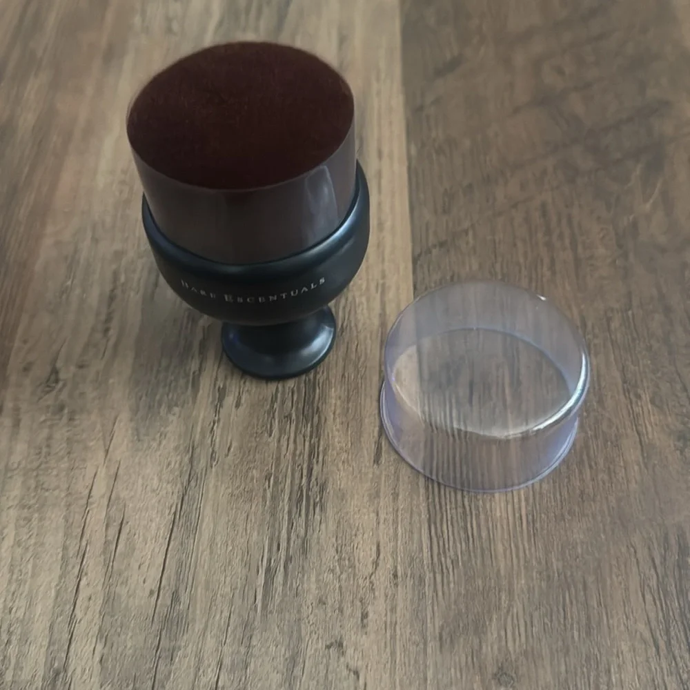 Bare Essentials Tan/ Makeup Brush